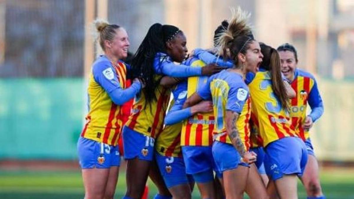 El equipo celebra un gol