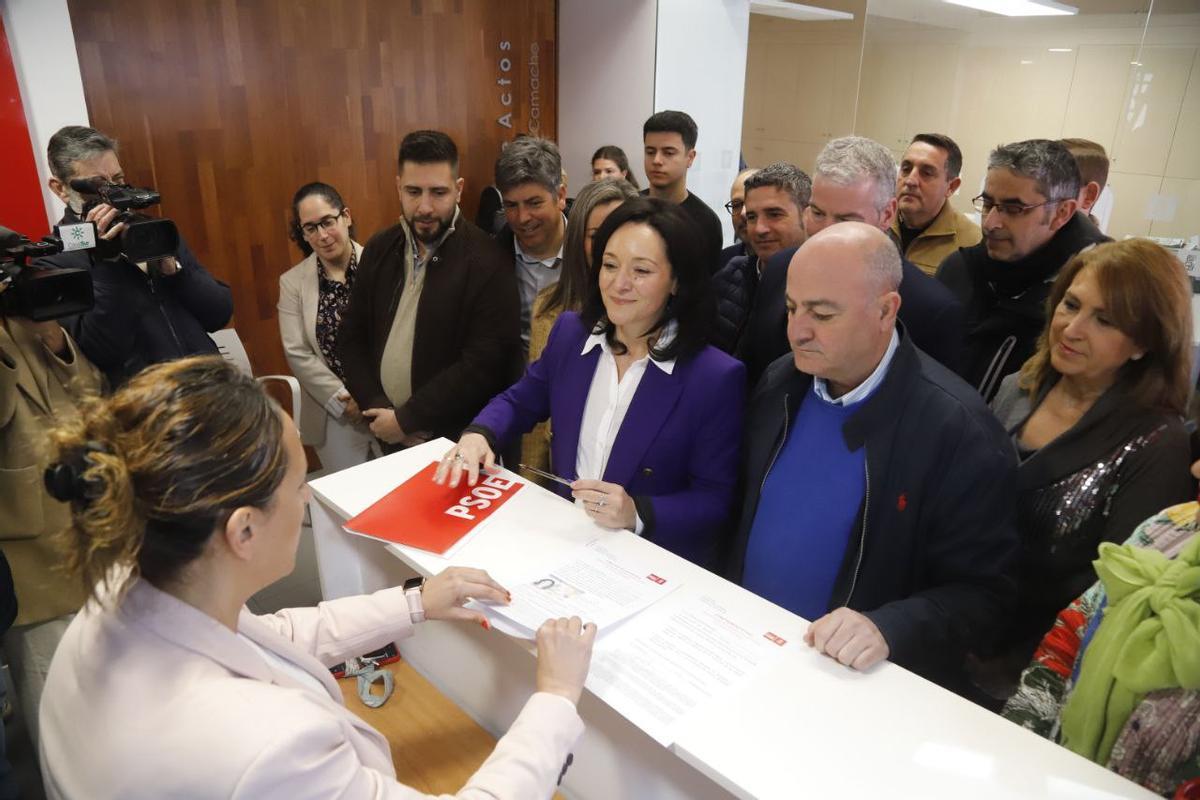 Rafi Crespín presenta su candidatura en la sede del PSOE cordobés.