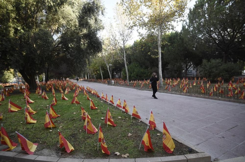 La Avenida Juan de Borbón de Murcia amanece con miles de banderas de España por las víctimas del coronavirus