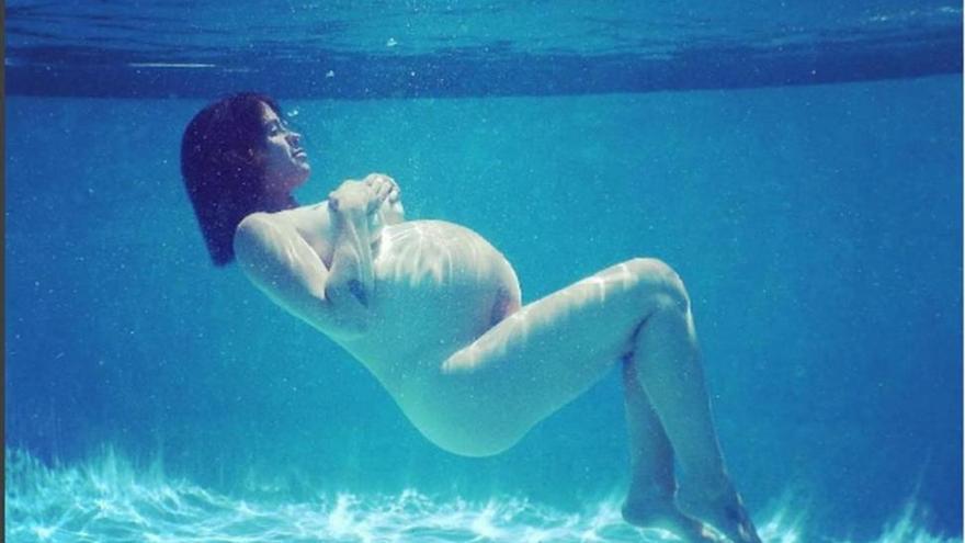 Alanis Morissette muestra su segundo embarazo bajo el agua