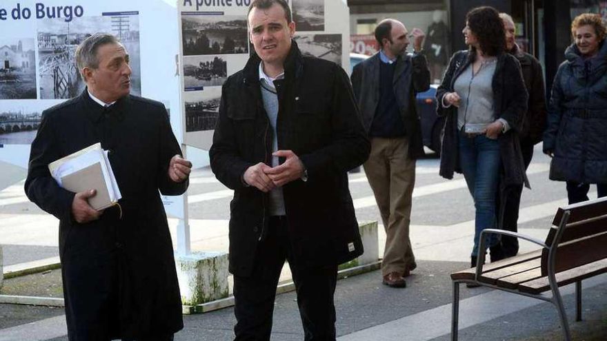 David Pérez Lago, en el centro, llega a la Audiencia en compañía de su abogado (izquierda). // Rafa Vázquez
