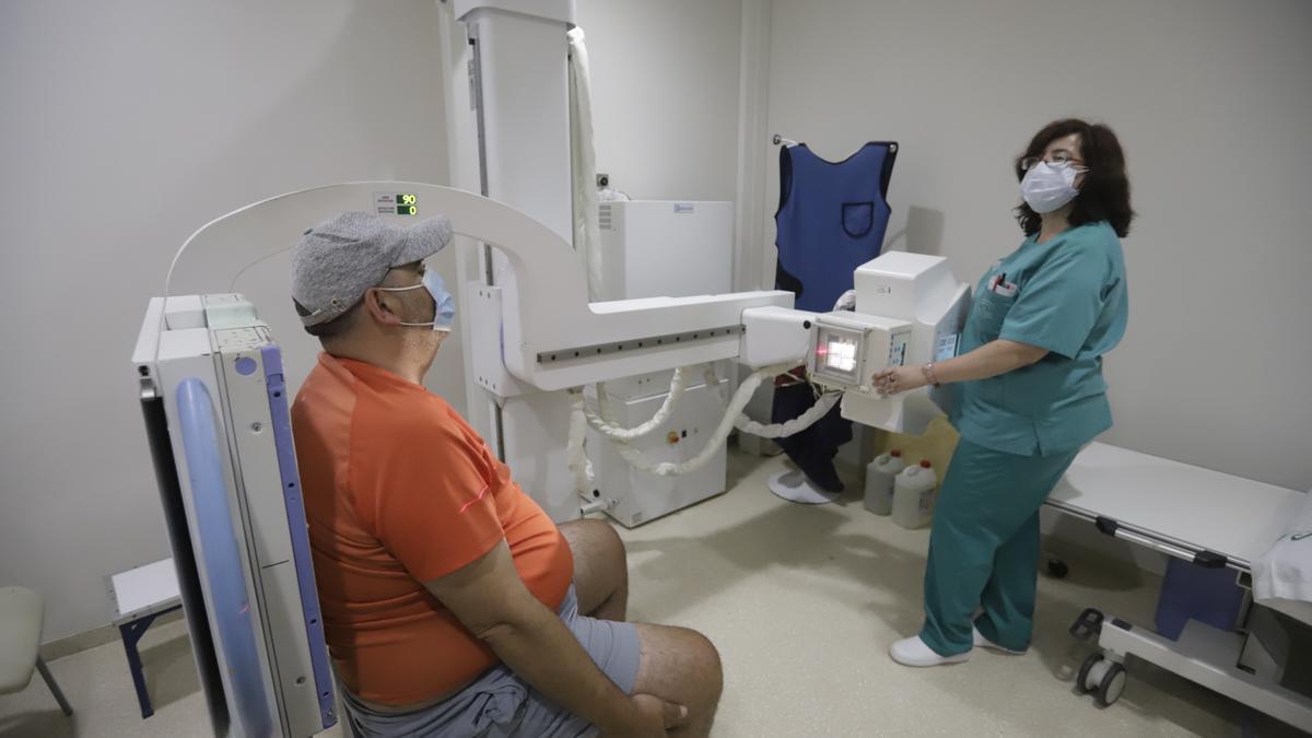 Una técnica de radiodiagnóstico realiza una prueba a un paciente en la sala de radiología del centro de especialidades Castilla del Pino.la apertura del centro de especilidades médicas Castilla del Pino rayos X radiología
