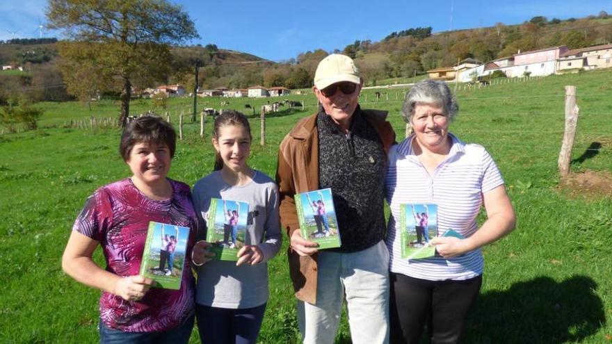 Elvira Lorences, Leticia Fernández, José Manuel García-Millariega y Carmen Fernández, con el libro.