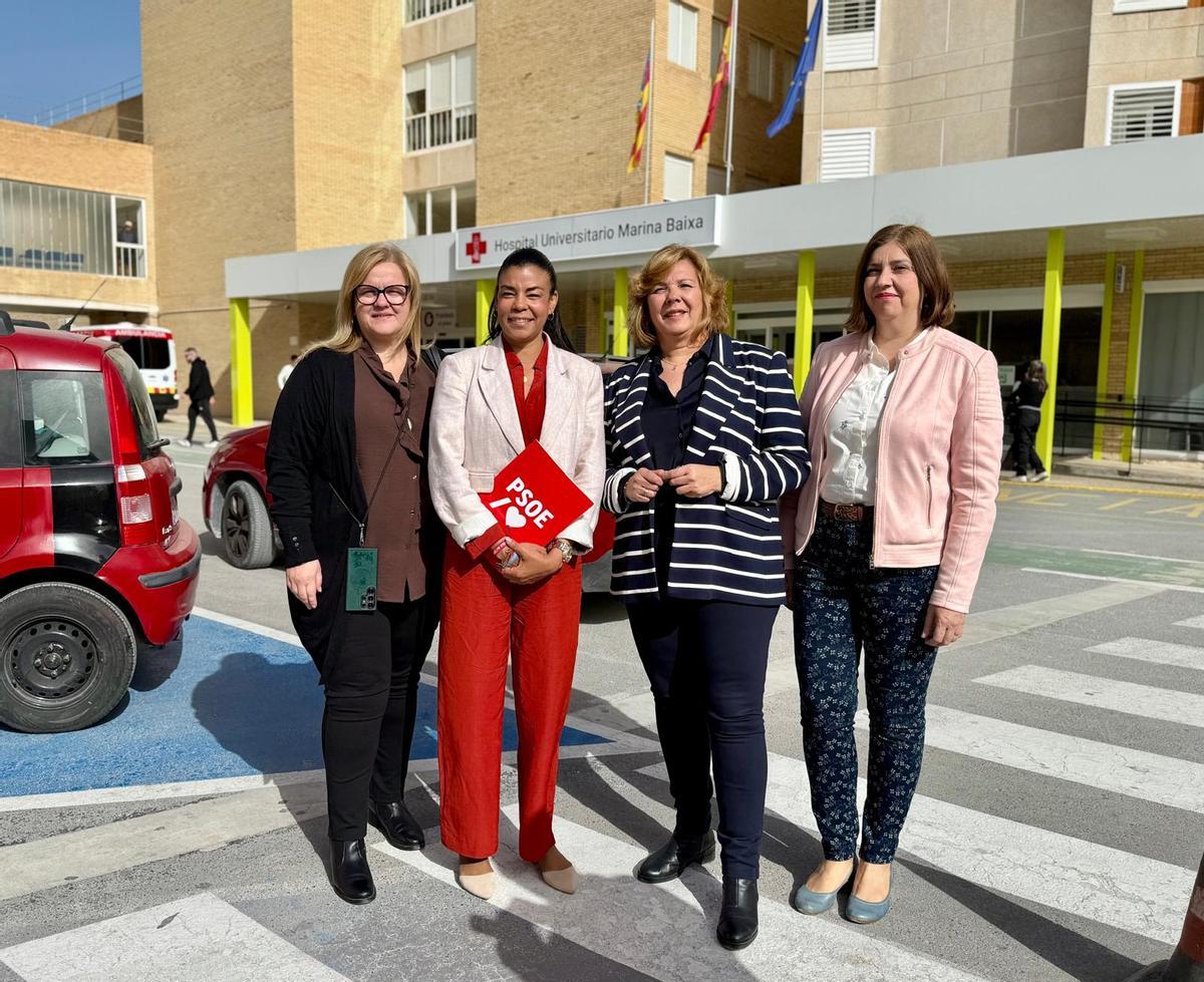Las diputadas del PSPV en el centro, junto a las ediles de Sanidad de l´Alfàs y Altea en el Hospital de La Vila.