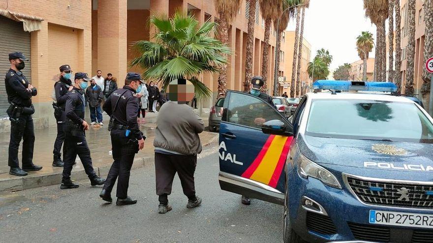 La Policía Nacional traslada al detenido por el tiroteo en la Zona Norte de Alicante. / INFORMACIÓN