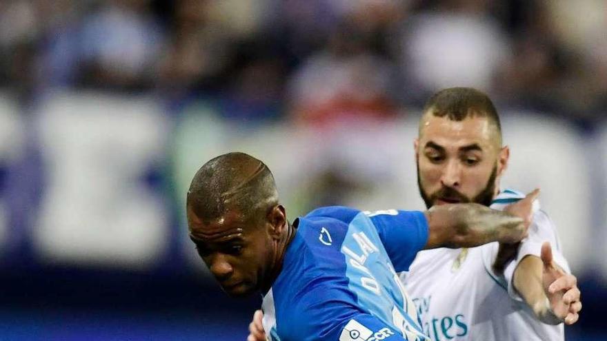 El malaguista Rolan trata de marcharse de la presión de Benzema.