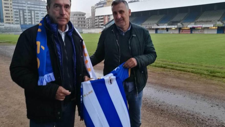 Paco Parreño y Blas García posan con la camiseta del Avilés, ayer en el Suárez Puerta tras su presentación.