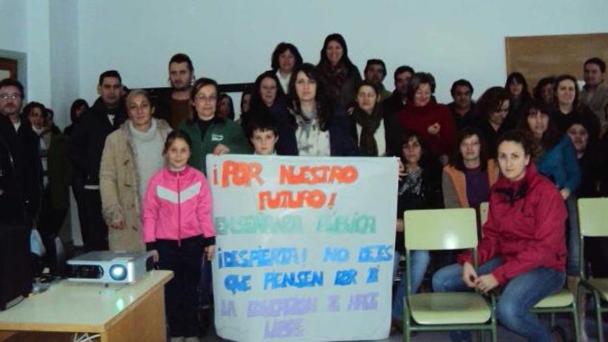 La comunidad educativa de Cerredo, en un acto reivindicativo.