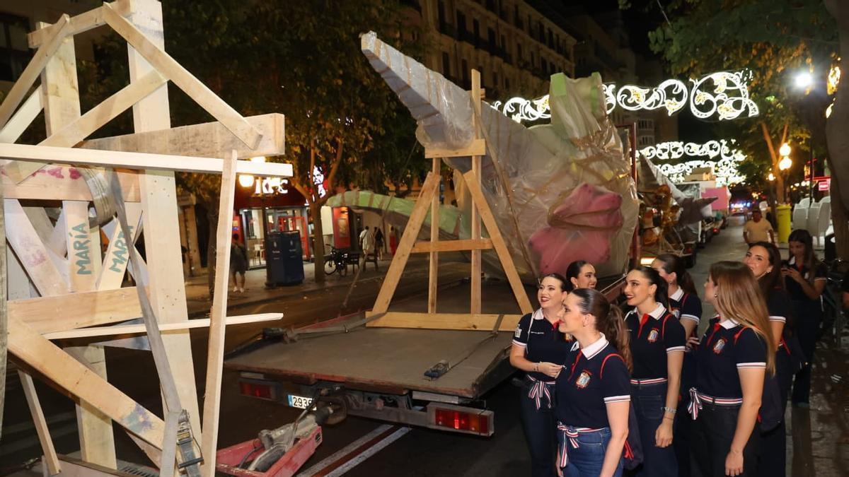La Bellea del Foc y sus damas presencian la llegada de las primeras piezas de la Hoguera Oficial