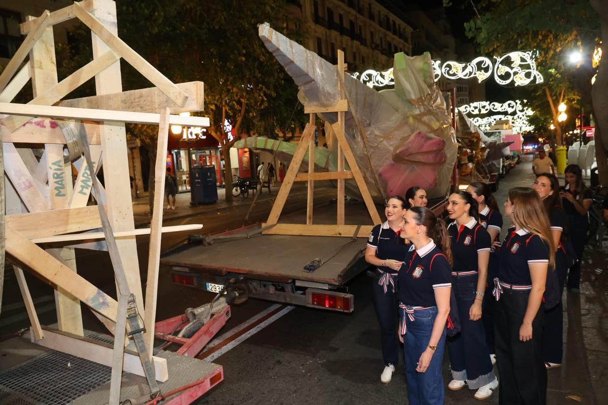 La Bellea del Foc y sus damas presencian la llegada de las primeras piezas de la Hoguera Oficial