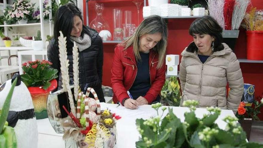 Firma del convenio, ayer, en Floristería Rossa. // Bernabé/Luismy