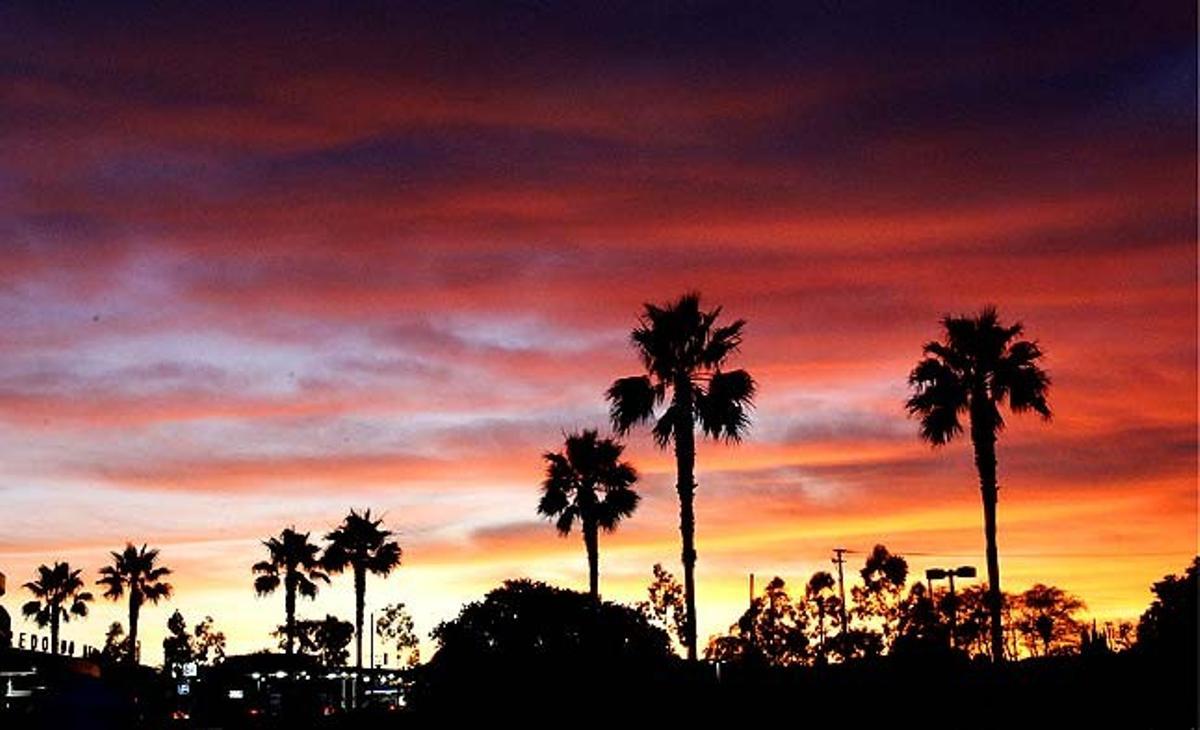 Un cel multicolor cobreix Redondo Beach, Califòrnia (Estats Units), just després de la posta de sol.