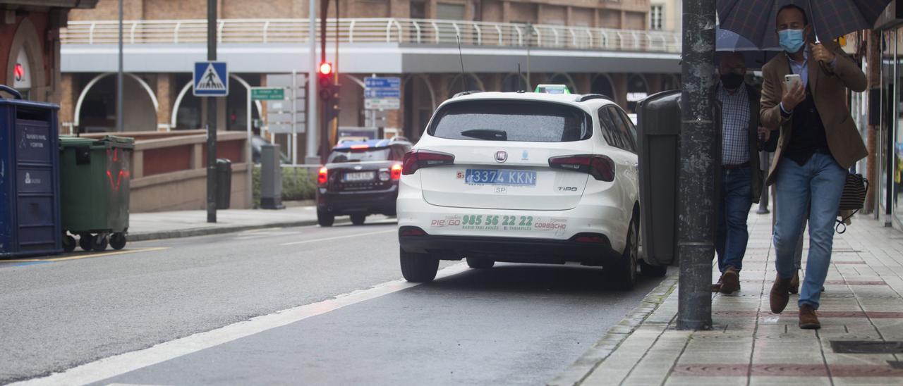 Una parada de  taxi en el centro de Avilés