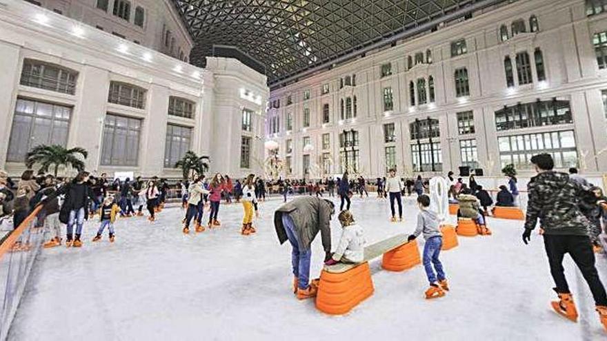 La plaça Mayor de Madrid es converteix en un gran mercat ple de casetes de colors