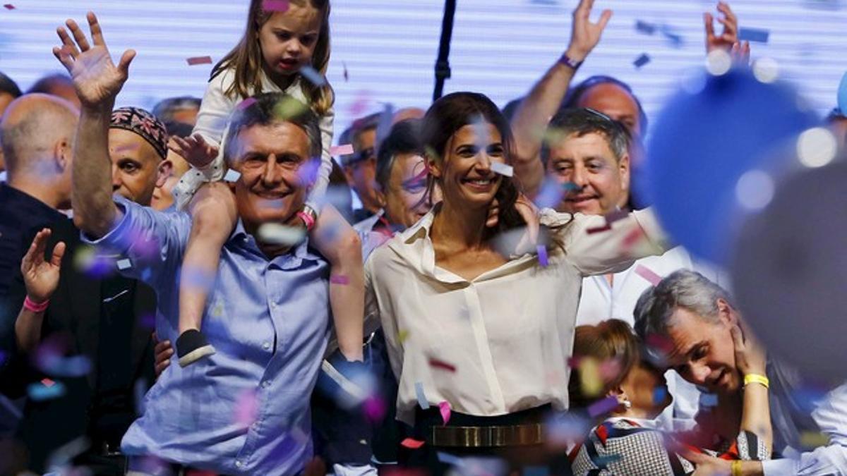 Macri, junto a su mujer, Awada, y su hija, Antonia, celebra la victoria electoral, anoche en Buenos Aires.