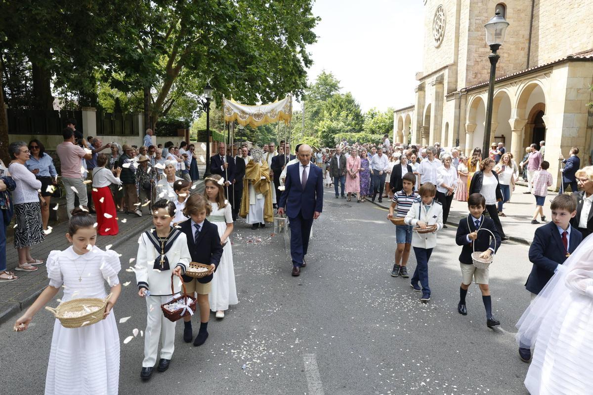 EN IMÁGENES: El Corpus Christi de Somió luce en todo su esplendor con una misa y procesión oficiada por Kike Figaredo: "Estamos muy contentos de que nos acompañe EN IMÁGENES: El Corpus Christi de Somió luce en todo su esplendor con una misa y procesión oficiada por Kike Figaredo: "Estamos muy contentos de que nos acompañe