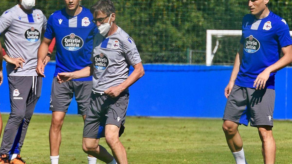 El doctor Lariño, Valín y Álex, junto a Vázquez en Abegondo.