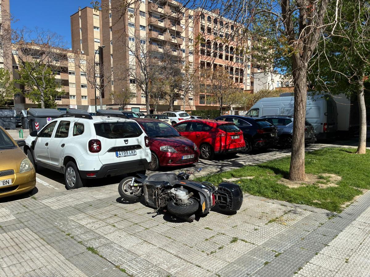 Una moto caída este domingo, en Zaragoza, por el fuerte viento.