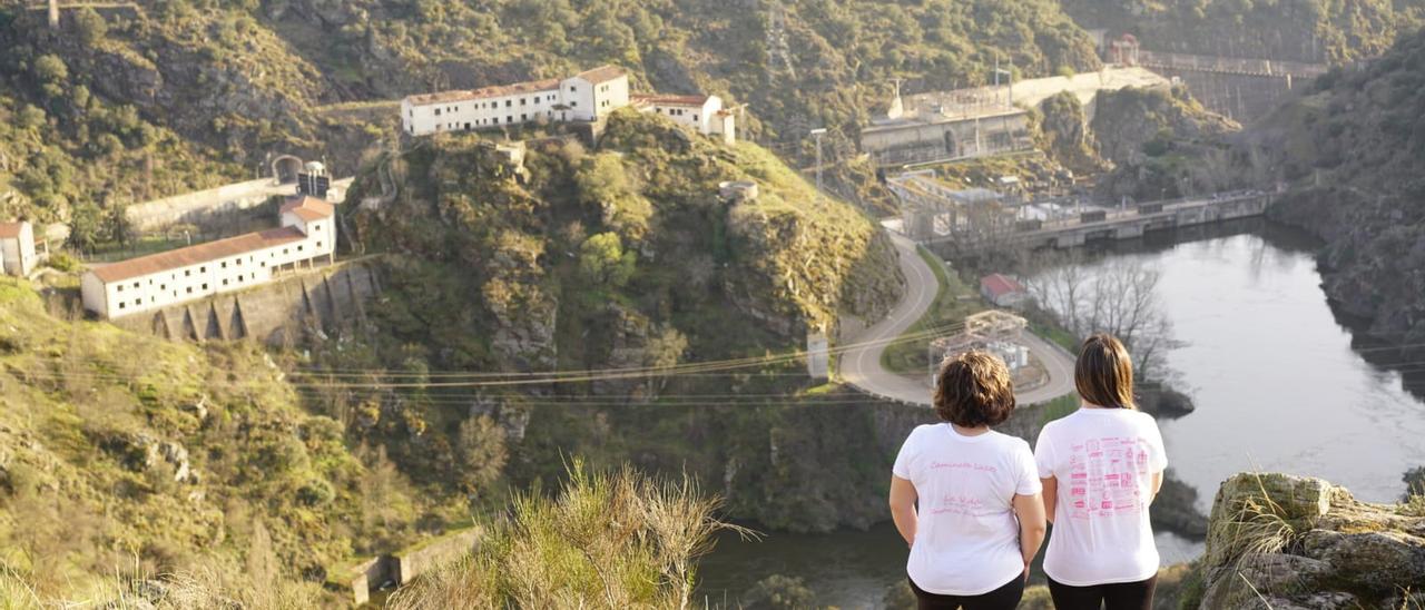 Las dos organizadoras posan con las camisetas en los senderos de Castro de Alcañices