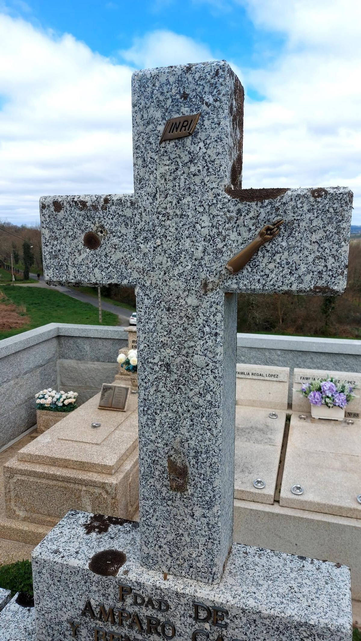 Otra de las cruces de piedra de las que arrancaron un cristo metálico.