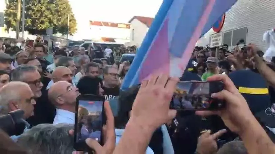 Cientos de personas impiden el acto de Vox en Santiago