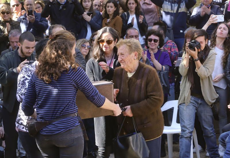 Entrega de los restos de los fusilados por el franquismo a sus familiares, en Paterna