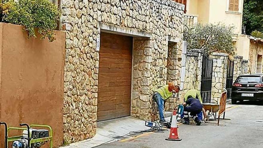 Operarios realizaron unas catas en el Pontarró el pasado lunes como parte de los trabajos preliminares.