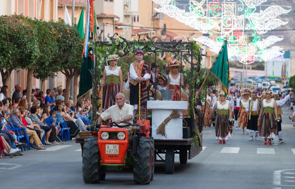 Los festeros tomaron ayer tarde el centro de Agost con una fastuosa Entrada Cristiana que llenó de música y fiesta las calles.