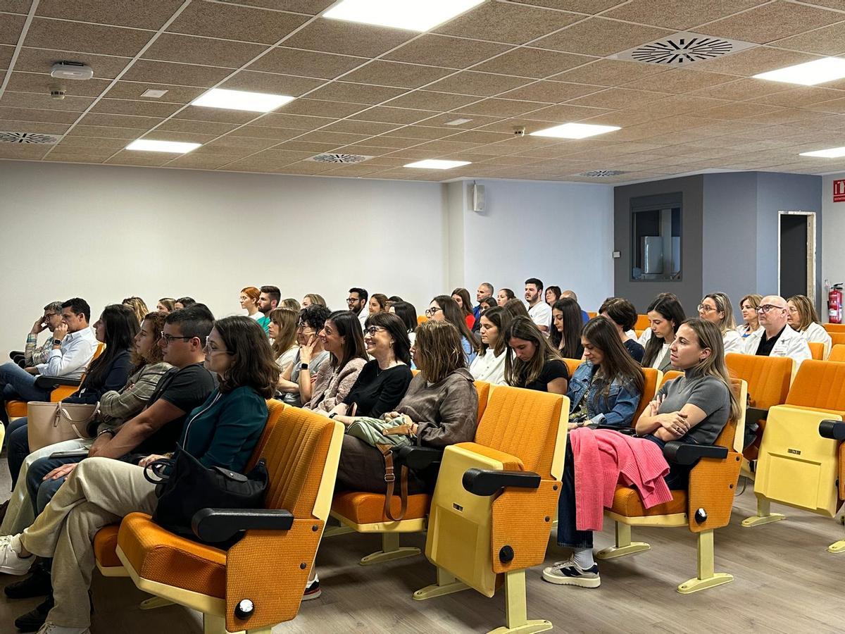 Asistentes al acto de bienvenida y despedida de residentes en el Lluís Alcanyís.