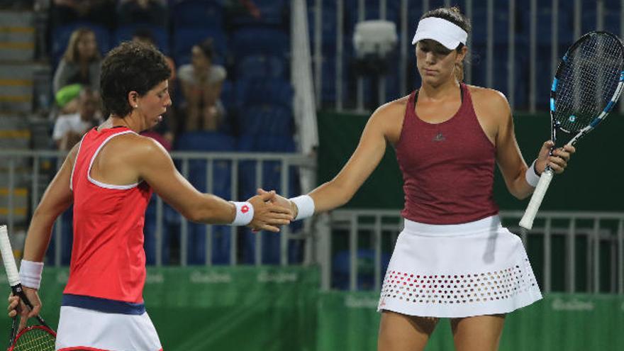 Carla Suárez y Garbiñe Muguruza se saludan durante su partido de primera ronda.