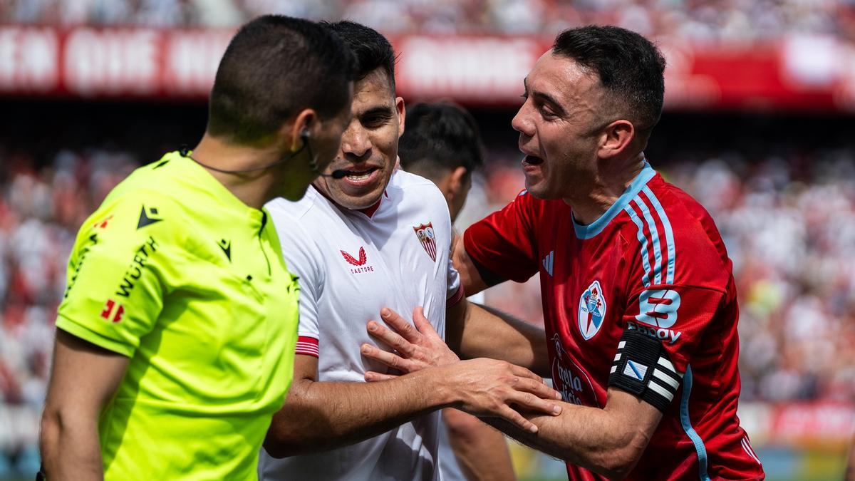 Iago Aspas, Marcos Axuña y Hernández Maeso discuten durante el Sevilla - Celta en el Pizjuán