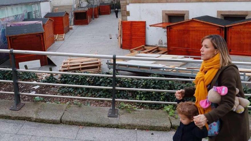 El mercadillo de Navidad de Príncipe arranca con la instalación de los puestos, tras el MARCO. // J. Lores