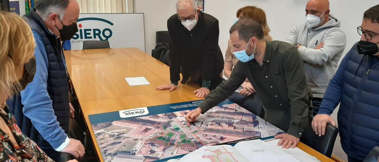 El alcalde, Ángel García, en el centro, durante la presentación del proyecto de la calle Severo Ochoa. | L. Palacios