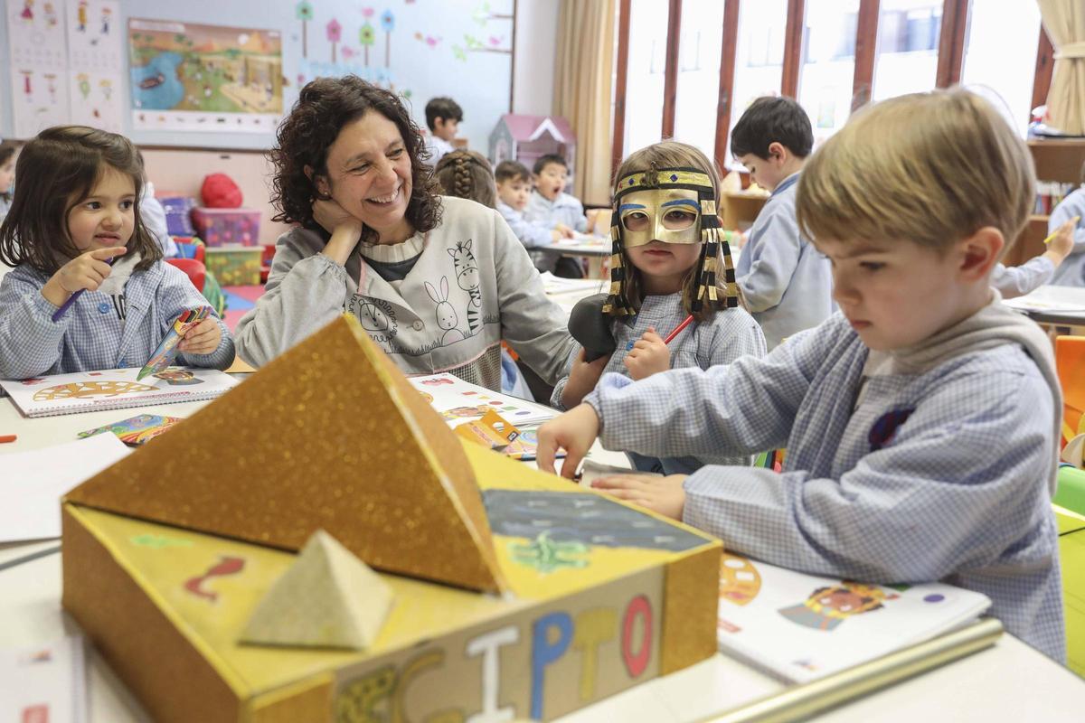 Colegio La Milagrosa de Oviedo alumnos de infantil trabajando en una actividad sobre el antiguo Egipto