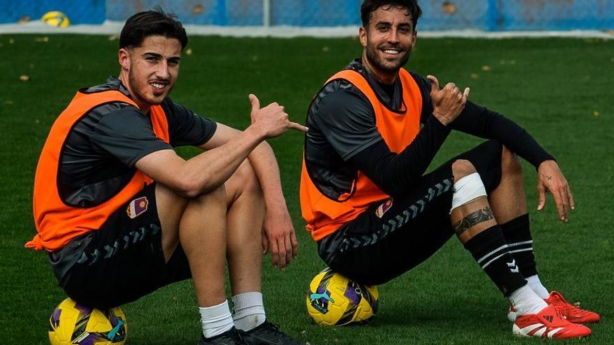 Víctor García y Víctor Camarasa, descansan durante una sesión de trabajo para preparar la cita con el Mirandés.