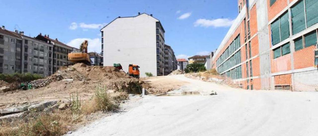 Las máquinas trabajando ayer en los nuevos viales de acceso al CHUO . // Iñaki Osorio