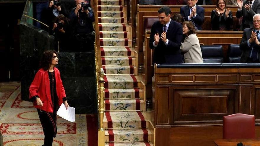 Pedro Sánchez aplaude a la ministra Montero tras su defensa de los Presupuestos.