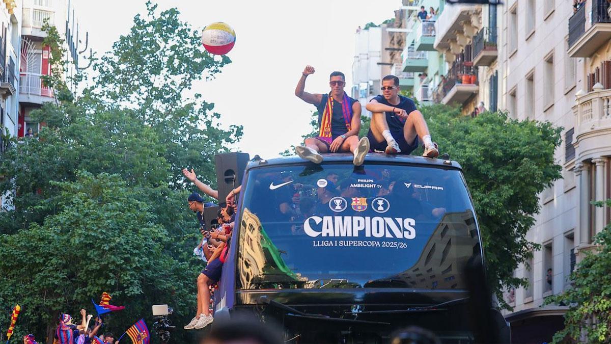 Declaraciones de amor, conos y balones de playa en una rúa del Barça con 750.000 culés