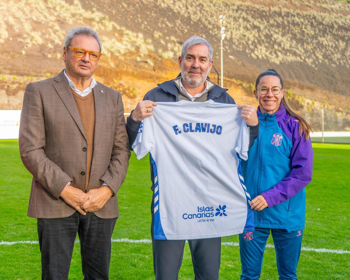 Fernando Clavijo posa con la camiseta del CD Tenerife Femenino