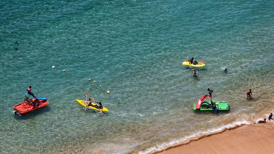 Santa Cruz estudia medidas para reforzar la vigilancia de la playa de Las Teresitas: un servicio fijo todo el año de la Policía Local