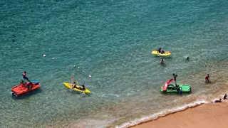 Santa Cruz estudia medidas para reforzar la vigilancia de la playa de Las Teresitas: un servicio fijo todo el año de la Policía Local