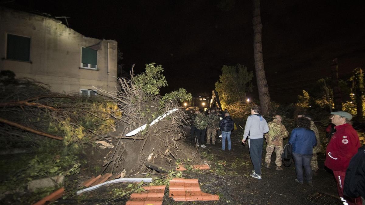 Vecinos de Cesano, a 30 kilómetros de Roma, contemplan los daños causados por el temporal, este domingo.