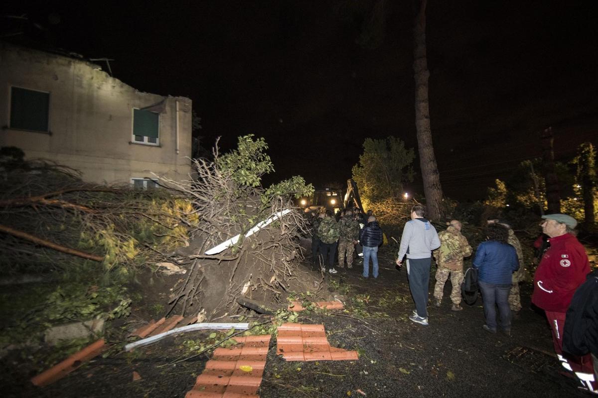 . Cesano (Italy), 06/11/2016.- People work to clear debris and fallen trees that lay on the road due to the tornado that hit Cesano, 30 km north of Rome, Italy, 06 November 2016. (Roma, Italia) EFE/EPA/MASSIMO PERCOSSI