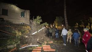 . Cesano (Italy), 06/11/2016.- People work to clear debris and fallen trees that lay on the road due to the tornado that hit Cesano, 30 km north of Rome, Italy, 06 November 2016. (Roma, Italia) EFE/EPA/MASSIMO PERCOSSI