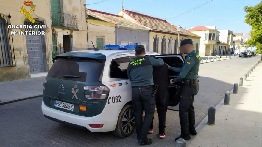 La Guardia Civil desactiva un punto de venta de droga al menudeo en Bigastro