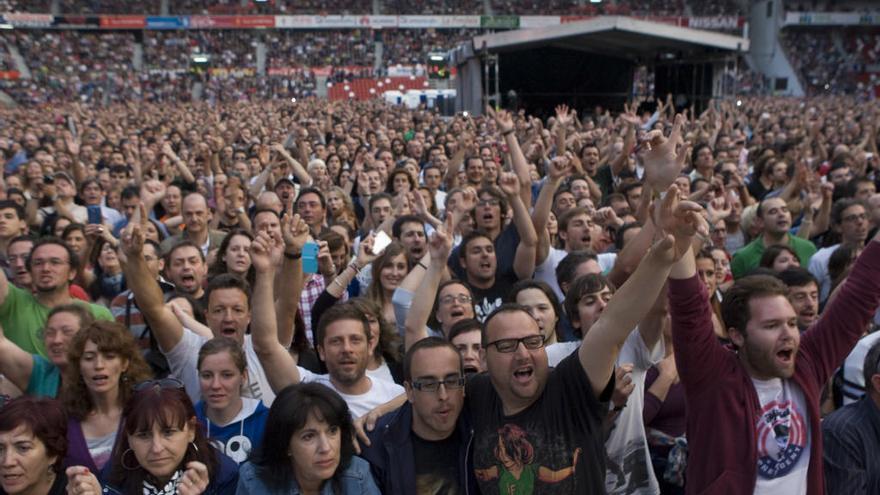 Asistentes a un gran concierto en El Molinón.