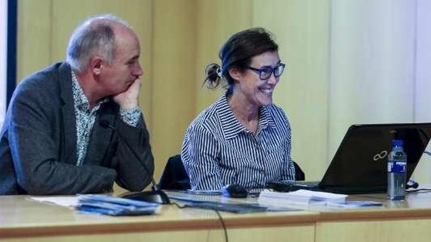 Miguel Ángel García Balbuena y Sonia Iglesias, ayer, durante su ponencia en el CMAE.