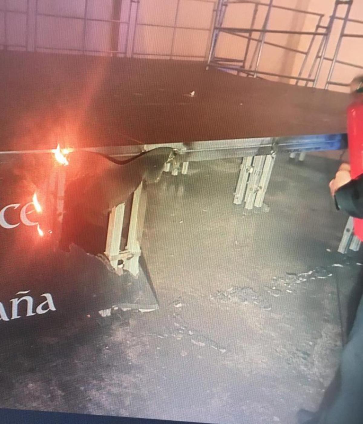 La lona quemada en la carpa del paseo. |  FdV