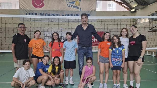 El gijonés Juan Carlos Robles, junto a los niños del campus. |