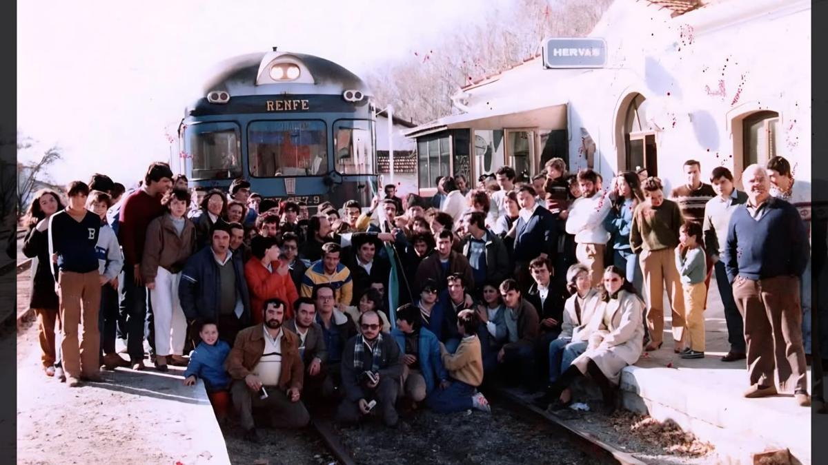 Imagen de archivo del tren, en la antigua estación de Hervás.